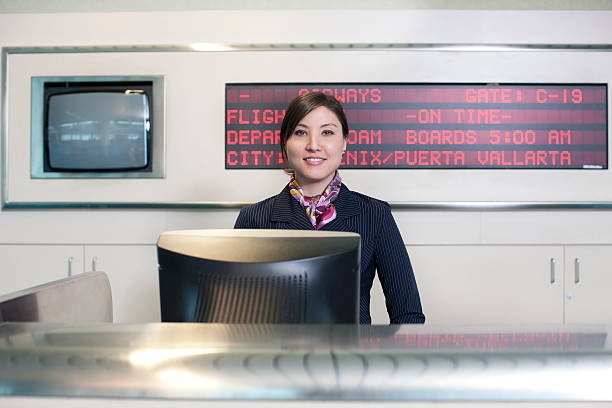 empregado de voo aeroporto asiática no balcão da bilheteira, espaço para texto - airport check in counter imagens e fotografias de stock