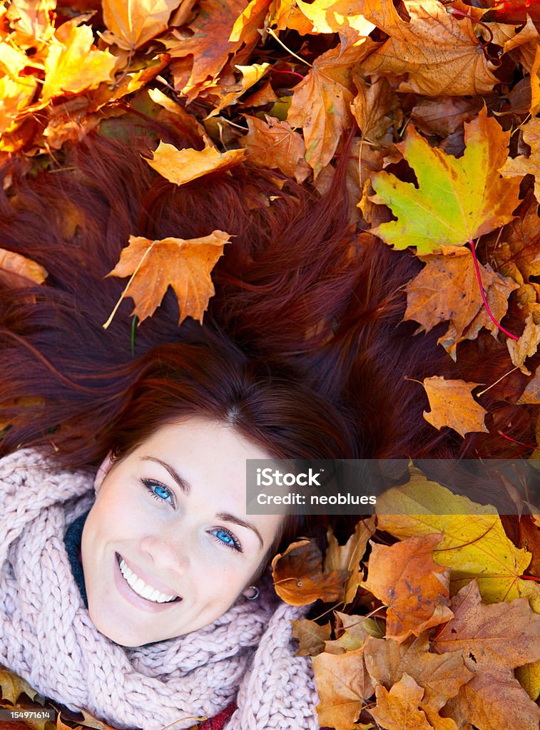 여자 적색 머리 힐튼의 가을 낙엽. - 로열티 프리 20-24세 스톡 사진