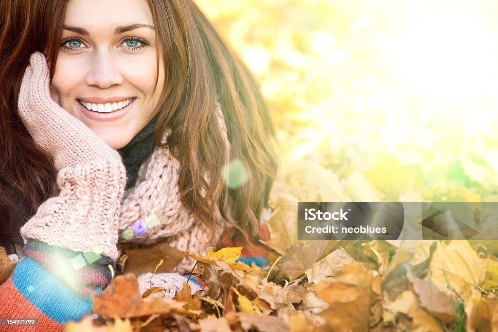 Mujer con pelo rojo que descansan en otoño las hojas. - Foto de stock de 20-24 años libre de derechos