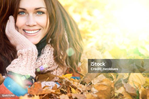 Mujer Con Pelo Rojo Que Descansan En Otoño Las Hojas Foto de stock y más banco de imágenes de 20-24 años