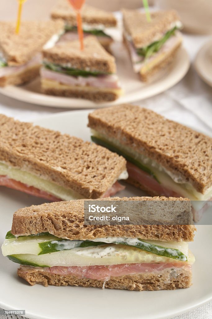ヘルシーなサンドイッチを全粒小麦パン - おやつのロイヤリティフリーストックフォト