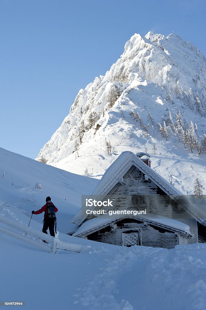 Narciarzem. w austriackich Alpach z alpine hut i summit - Zbiór zdjęć royalty-free (Chata w górach)