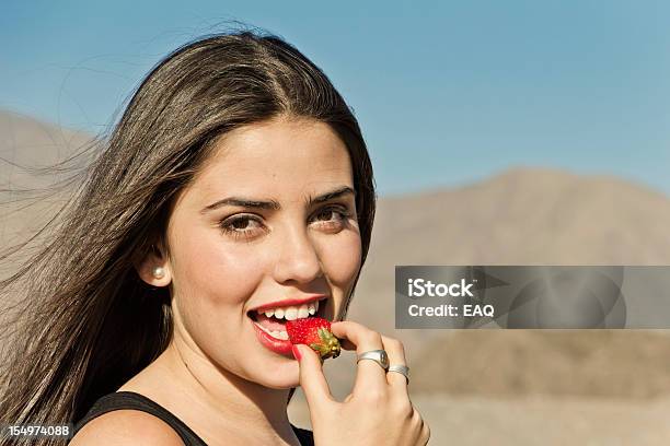 Chica Comiendo Fresa Foto de stock y más banco de imágenes de 14-15 años - 14-15 años, Actividad, Adolescente