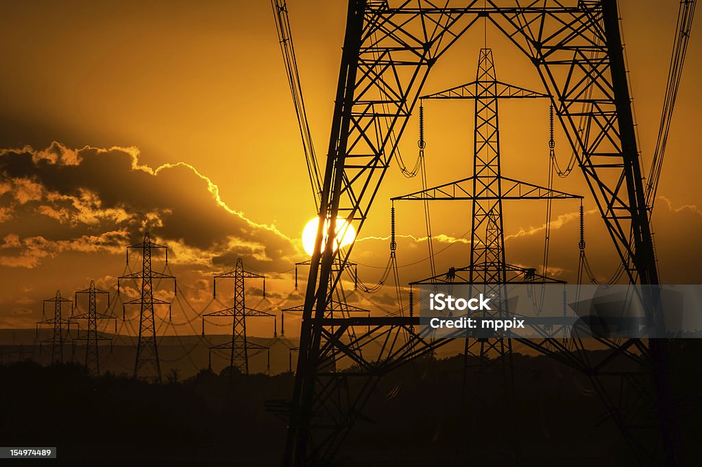 Sonnenuntergang über Strommasten silhouette - Lizenzfrei Hochspannungsmast Stock-Foto