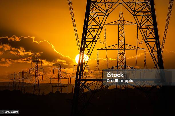 Sonnenuntergang Über Strommasten Silhouette Stockfoto und mehr Bilder von Hochspannungsmast - Hochspannungsmast, Elektrizität, Energieindustrie