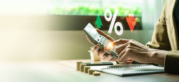 Investors calculate variable interest rates according to benchmarks. Offers flexibility but carries risk. market conditions is crucial for effective financial management. financial business strategy los inversores calculan las tasas de interés variables de acuerdo con los puntos de referencia. ofrece flexibilidad pero conlleva riesgos. las condiciones del mercado son cruciales para una gestión financiera eficaz. estrategia de negocio financiero