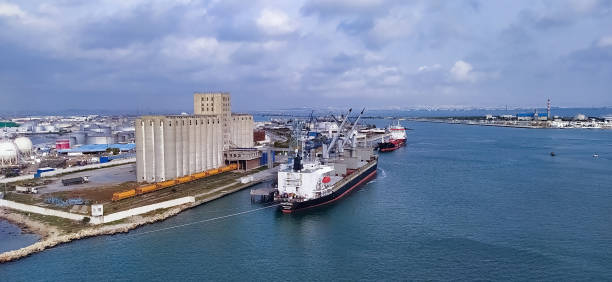 vista do porto de carga contra o mar azul. - cruise ship business retail freight transportation - fotografias e filmes do acervo