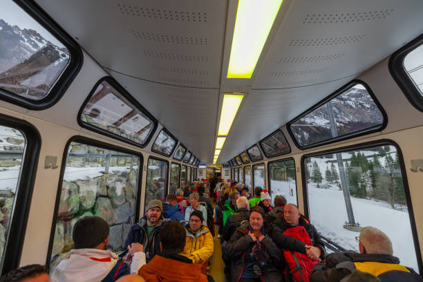 wengen, schweiz, 13.1.2023: viele menschen in einem panoramawagen der jungfrau-zahnradbahn auf dem weg auf den gipfel des berges. - jungfrau train winter wengen stock-fotos und bilder
