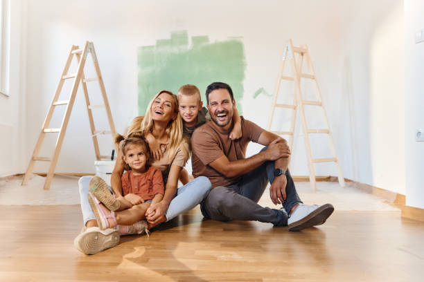famiglia allegra che si diverte durante il processo di ristrutturazione della casa. - home addition home improvement paint decorating foto e immagini stock