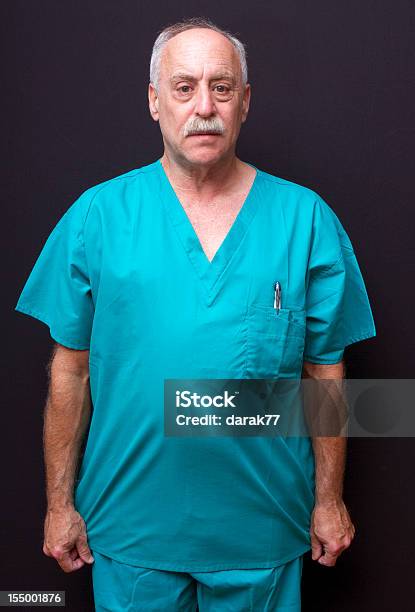 Człowiek W Komplet Medyczny - zdjęcia stockowe i więcej obrazów 60-69 lat - 60-69 lat, Chirurg, Czarne tło