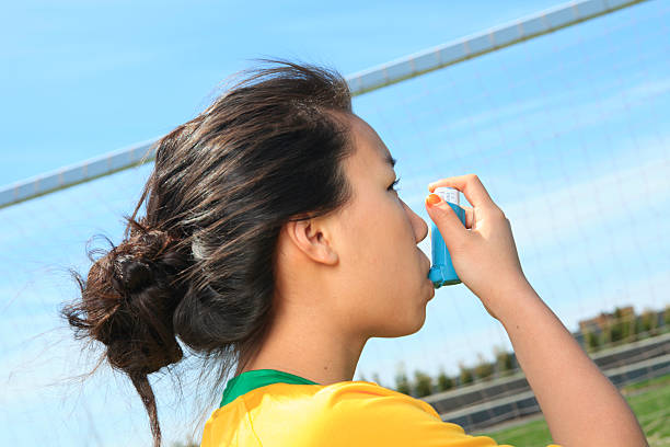 junges mädchen fußball-asthmainhalator - asthmatic child asthma inhaler inhaling stock-fotos und bilder