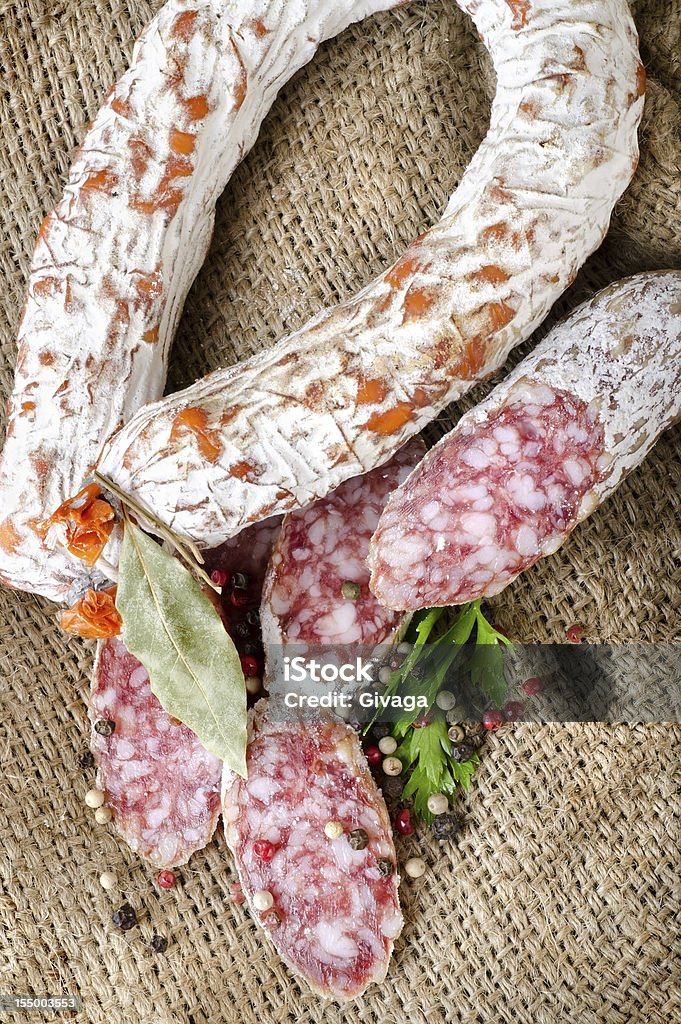 Salame Salsiccia su una tela - Foto stock royalty-free di Alimentazione sana