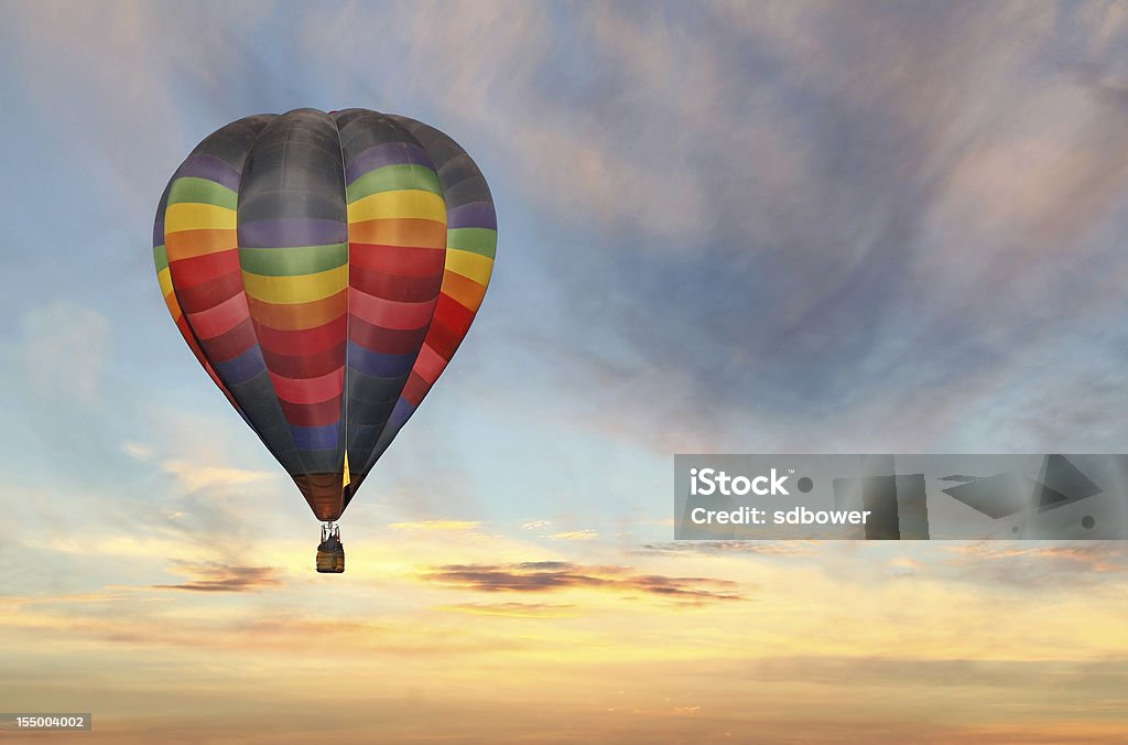 Balão de ar quente de fantasia colorida do nascer do sol no céu - Foto de stock de Balão de ar quente royalty-free