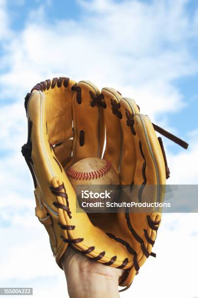 Бейсбольная Перчатка Мяч И — стоковые фотографии и другие картинки Перчатка для бейсбола - Перчатка для бейсбола, Мяч, Американская культура