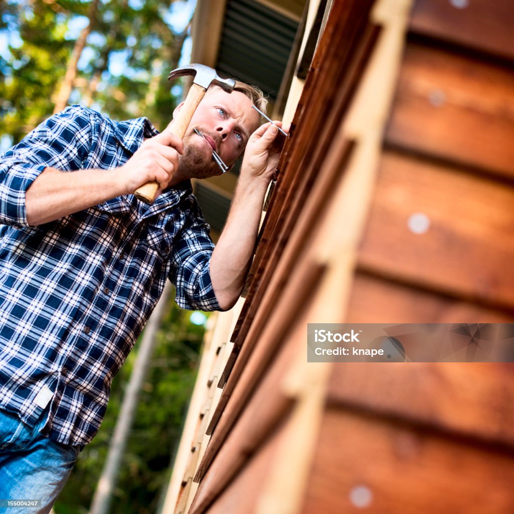 Homem em uma fachada do edifício - Foto de stock de Martelo - Ferramenta de Mão royalty-free