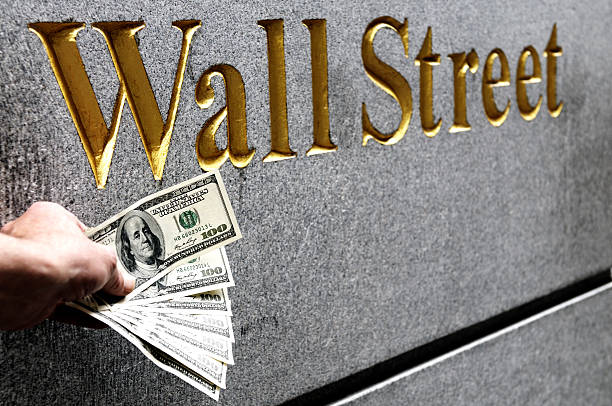 mano con soldi, wall street, new york. - wall street finance stock market power foto e immagini stock