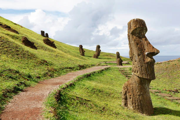 ラノララククォーリー-イースター島 - polynesian artefacts ストックフォトと画像