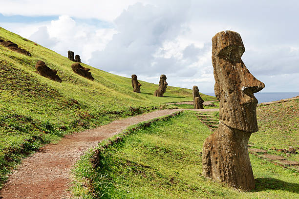 rano raraku kamieniołom-wyspa wielkanocna - moai statue statue ancient past zdjęcia i obrazy z banku zdjęć