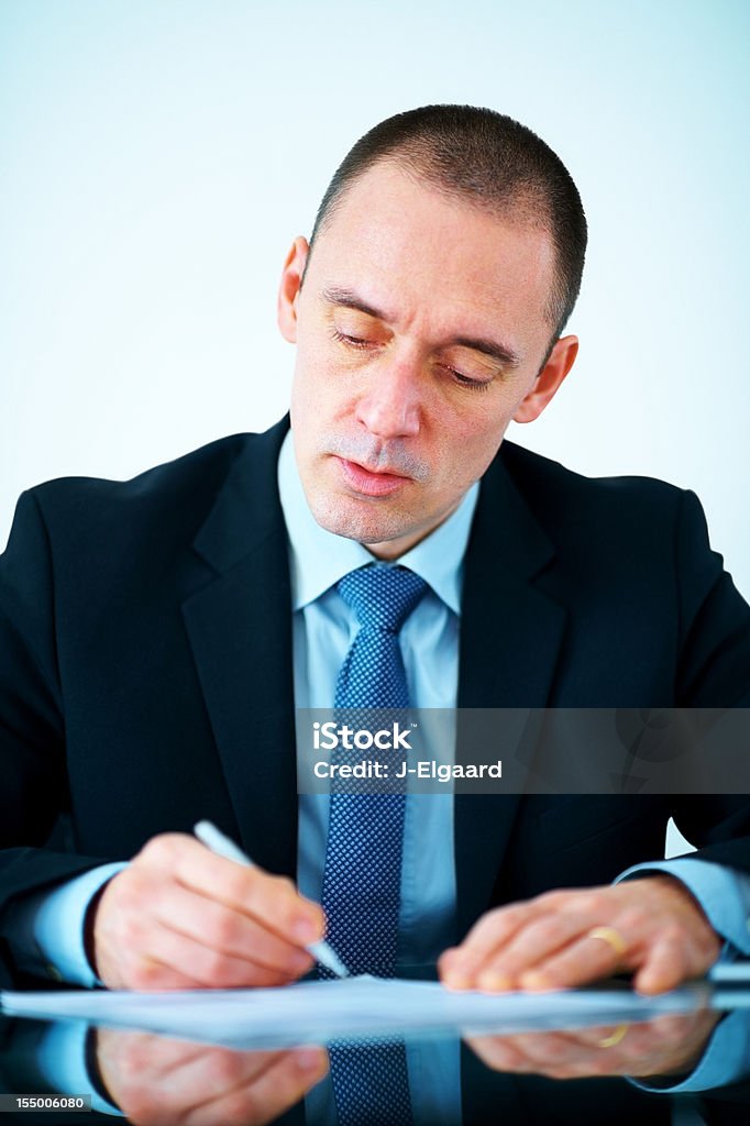 Maschio maturo business imprenditore in tuta firma di un documento - Foto stock royalty-free di Abbigliamento da lavoro