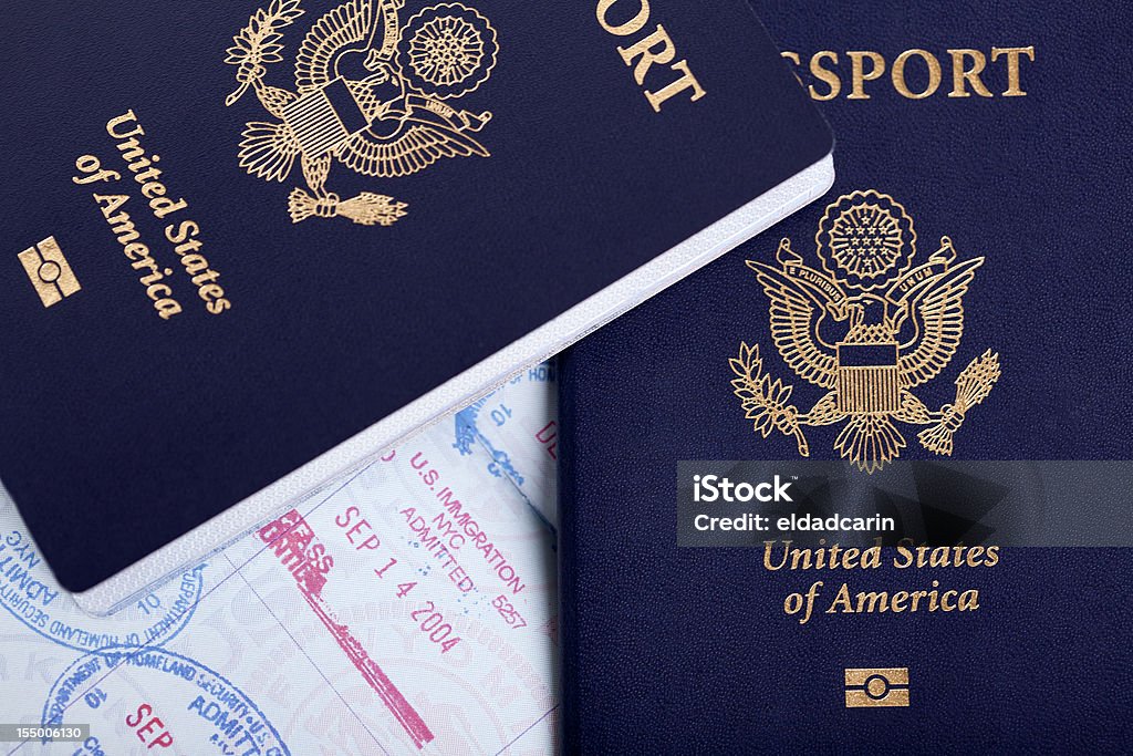 Un passeport américain et tampons de l'Immigration en arrière-plan - Photo de Culture américaine libre de droits