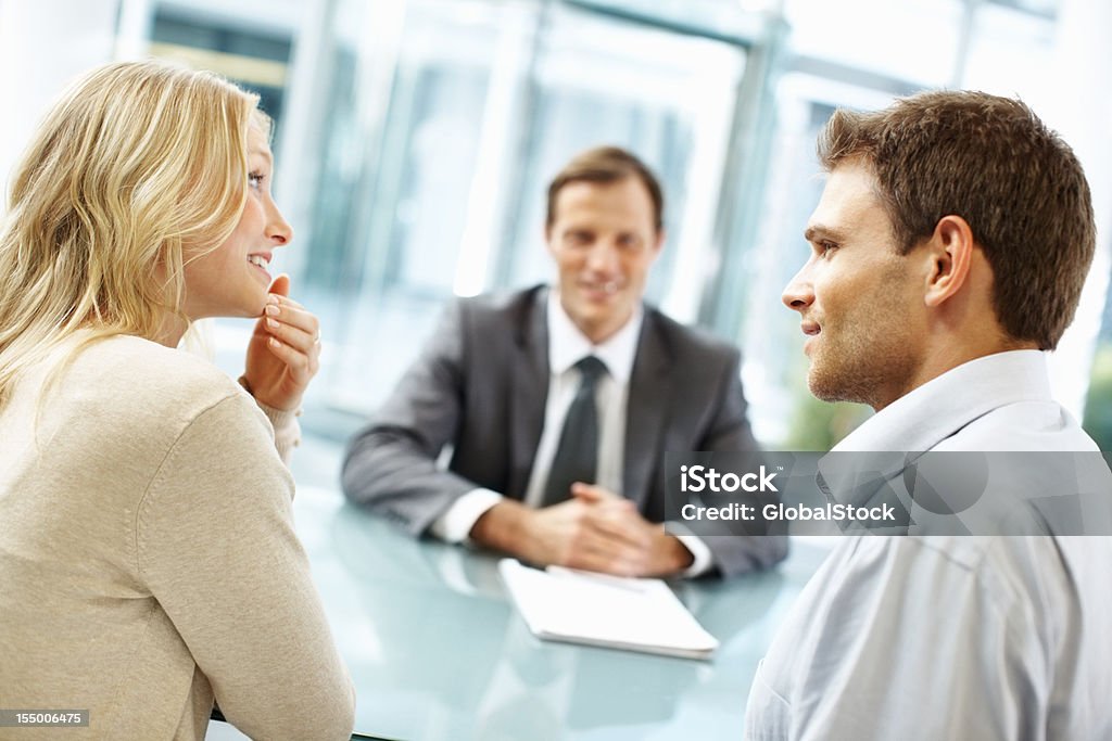 Feliz gente de negocios en la sala de reuniones - Foto de stock de 30-39 años libre de derechos