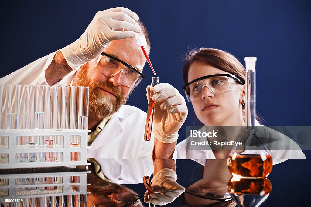 Jovem cientista relógios mentor demonstrando técnica de laboratório - Royalty-free Ciência Foto de stock