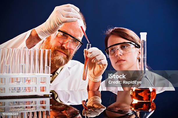 Jovem Cientista Relógios Mentor Demonstrando Técnica De Laboratório - Fotografias de stock e mais imagens de Ciência