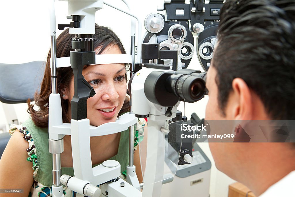 Weibliche sich Ihre Augen ausgecheckt von Auge Arzt - Lizenzfrei Allgemeinarztpraxis Stock-Foto