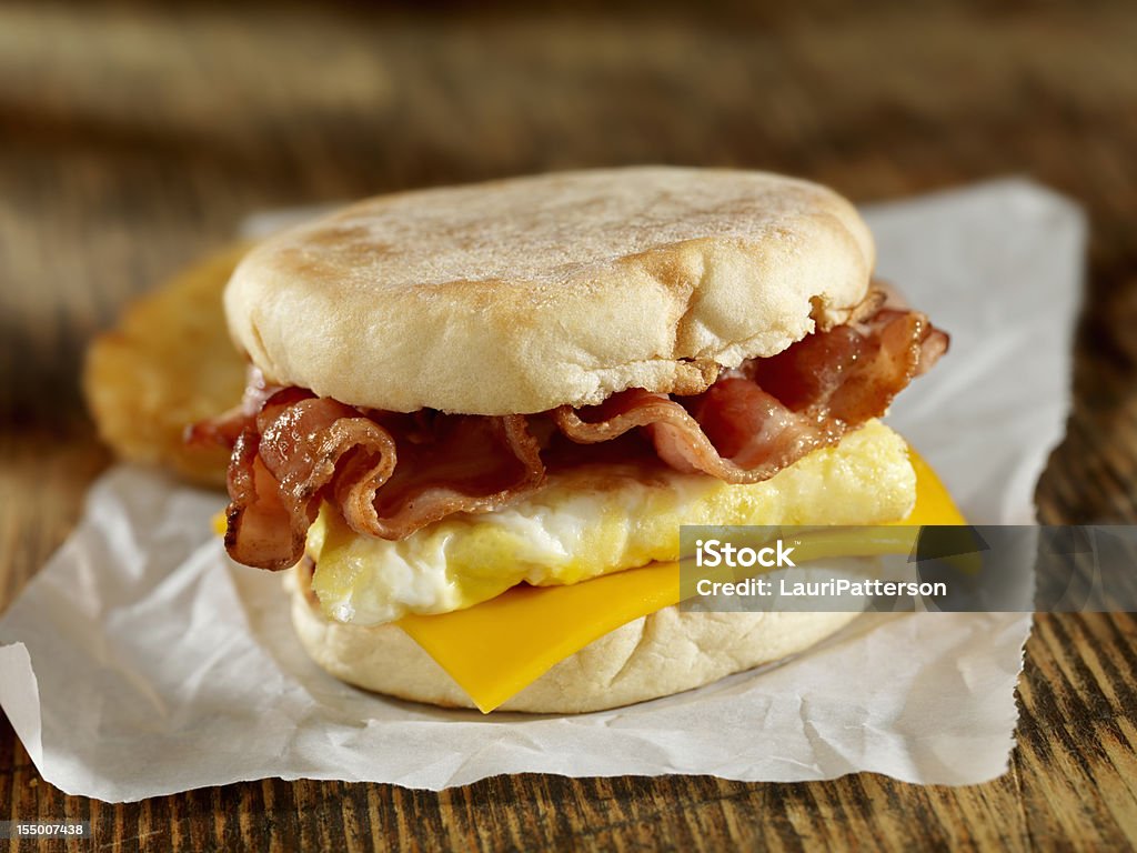 Tocino y huevos un sándwich de desayuno - Foto de stock de Desayuno libre de derechos