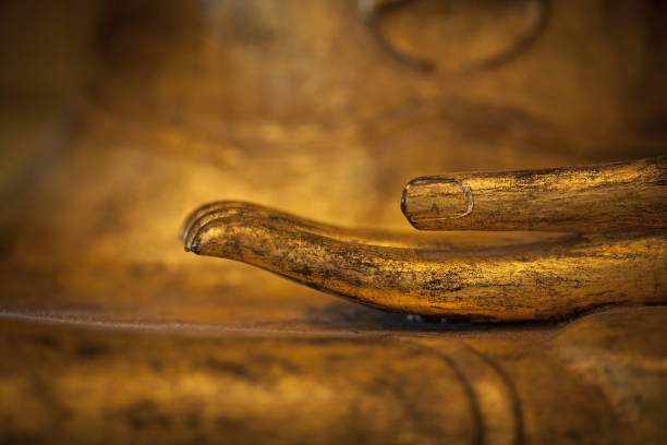 golden thai-buddhas hand-detailarbeit - buddha stock-fotos und bilder