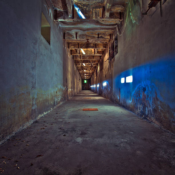 cabana arruinada corredor abandonado fábrica, hdr - shutter unhygienic ancient old - fotografias e filmes do acervo