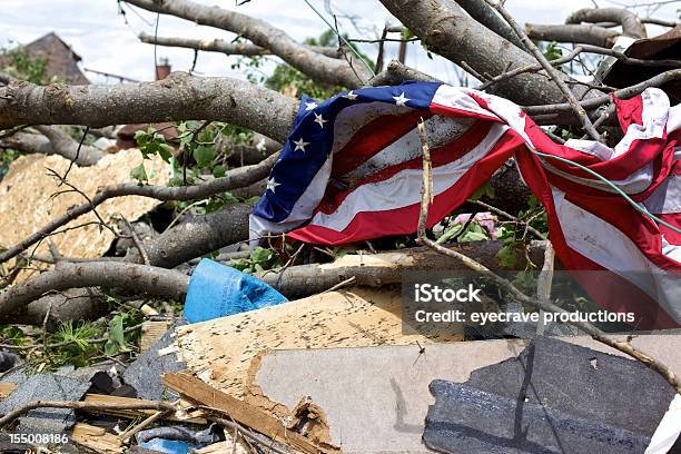 ジョプリンミズーリ檻 F 5 竜巻瓦礫が積まれアメリカの国旗 - ジョプリンのストックフォトや画像を多数ご用意 - ジョプリン, 竜巻, アメリカ国旗