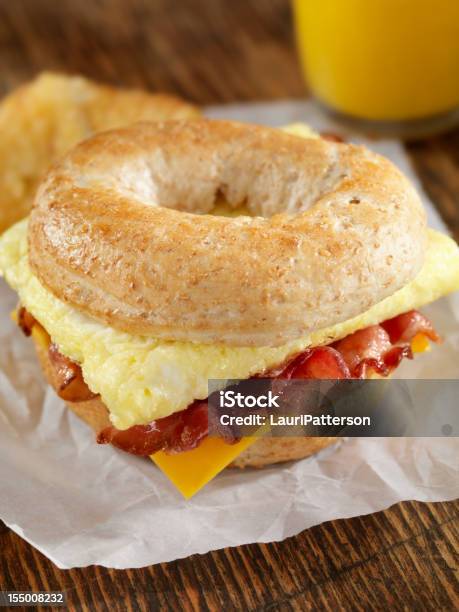 Panino Di Pancetta E Uova Per La Colazione - Fotografie stock e altre immagini di Bagel - Bagel, Ricette di patate, Pancetta affumicata