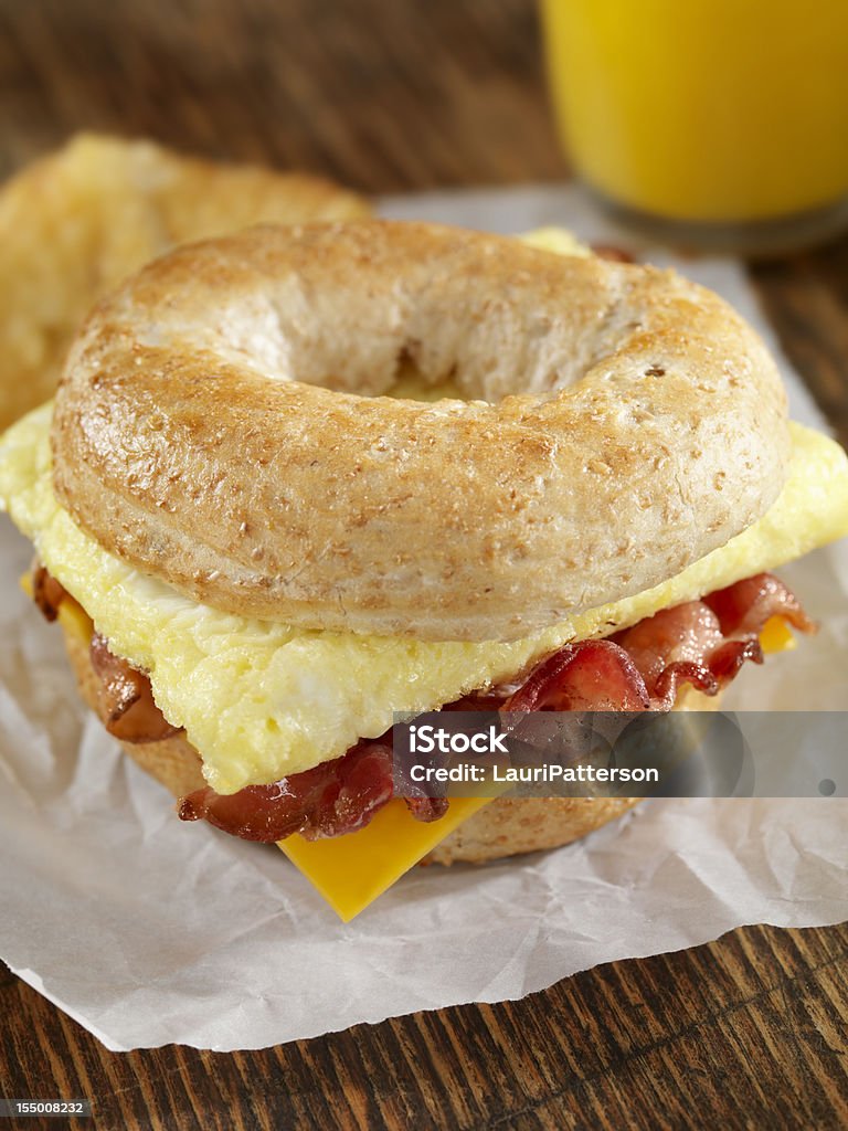 Sanduíche de ovo e Bacon - Foto de stock de Bagel royalty-free