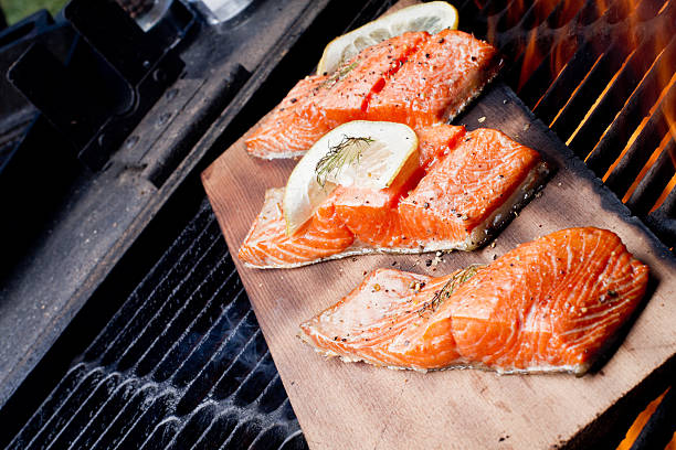 três salmão grelhado filets de cedar prancha - lemon fruit portion citrus fruit imagens e fotografias de stock