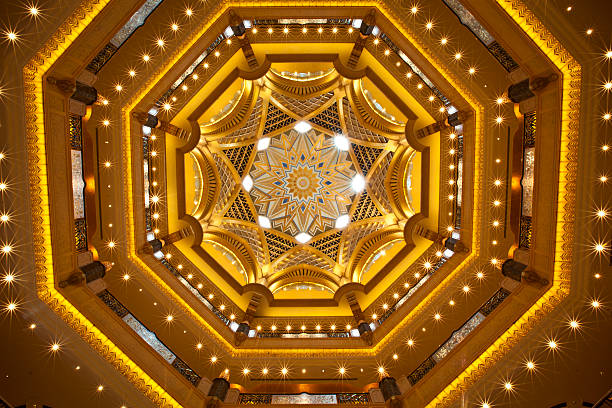 soffitto dorato di lusso - emirates palace hotel foto e immagini stock