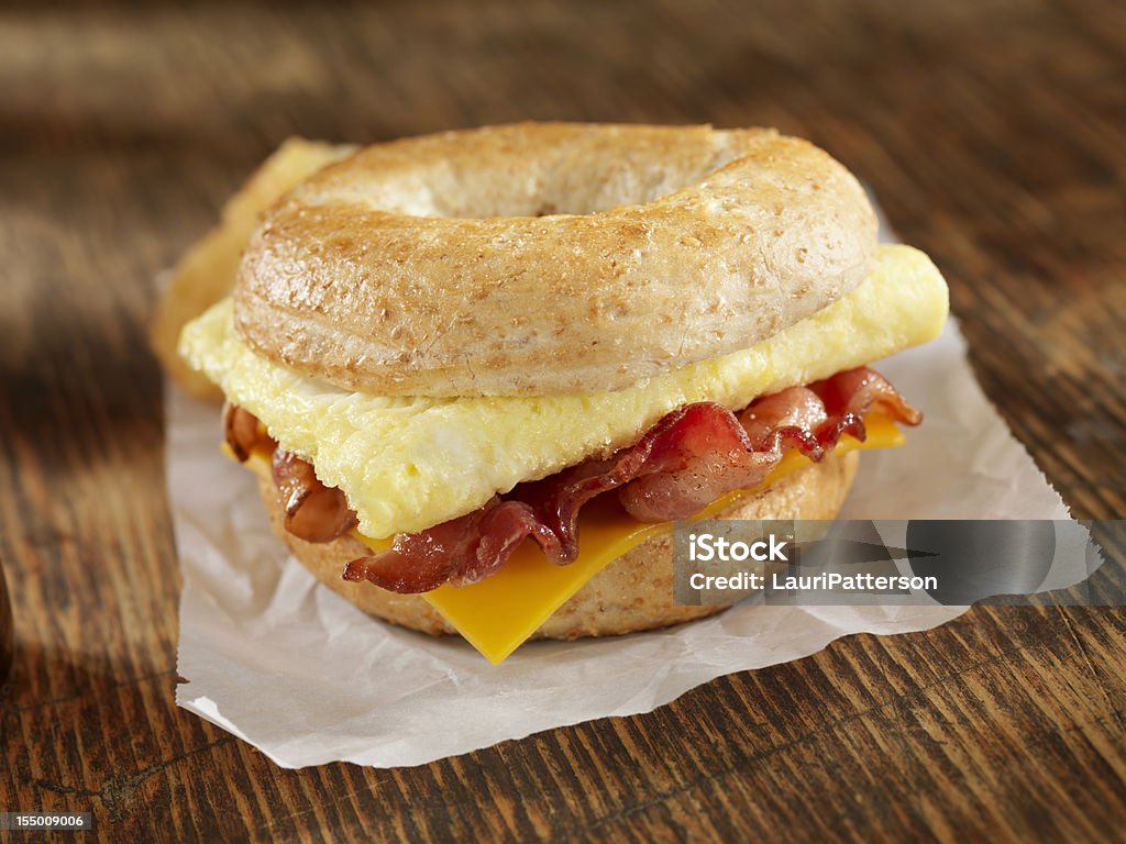 Tocino y huevos un sándwich de desayuno - Foto de stock de Bocadillo libre de derechos