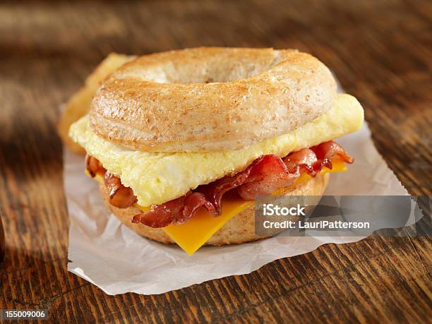 Bacon E Ovos Sanduíches De Pequenoalmoço - Fotografias de stock e mais imagens de Sanduíche - Sanduíche, Pequeno Almoço, Pãozinho em Forma de Anel