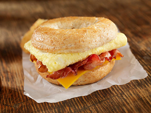 сэндвич с беконом и яйцом на завтрак - sandwich eggs bacon breakfast стоковые фото и изображения