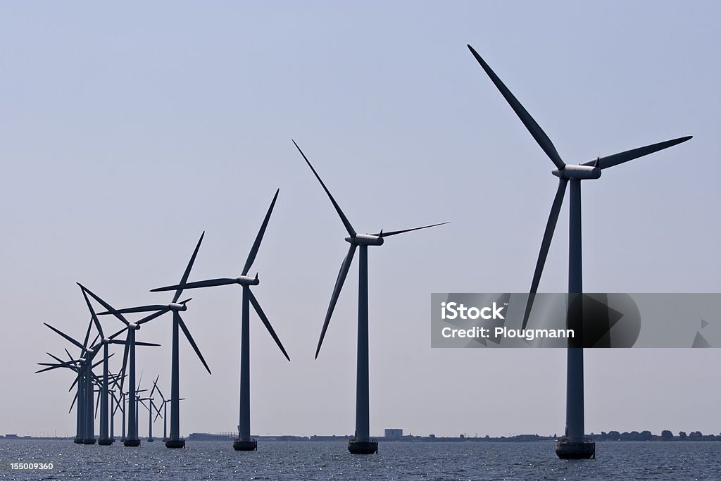 Windturbine in fila presso l'oceano al di fuori di Copenhagen - Foto stock royalty-free di Blu