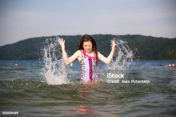 Kleines Mädchen Springen In Das Wasser Auf Den See Stockfoto und mehr Bilder von Farbbild - Farbbild, Fotografie, Fröhlich