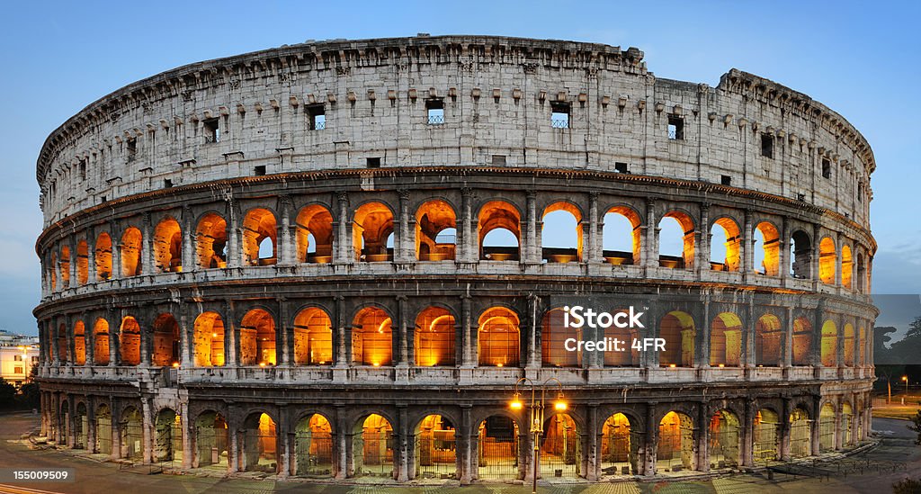 照明付きアーチーズ、コロシアム古代ローマ式円形劇場、イタリア、ローマ（XXXL - ローマ コロッセオのロイヤリティフリーストックフォト