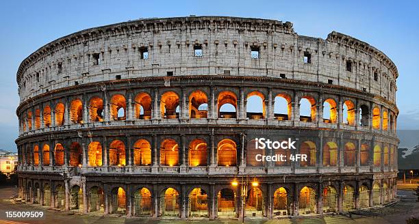 Foto de Iluminado Arcos Antiga Anfiteatro Romano O Coliseu Roma Itália Xxxl e mais fotos de stock de Coliseu