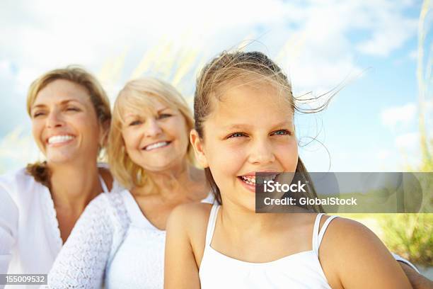 Photo libre de droit de Jolie Petite Fille Avec Sa Grandmère Mère banque d'images et plus d'images libres de droit de Famille multi-générations - Famille multi-générations, Femmes, Adulte