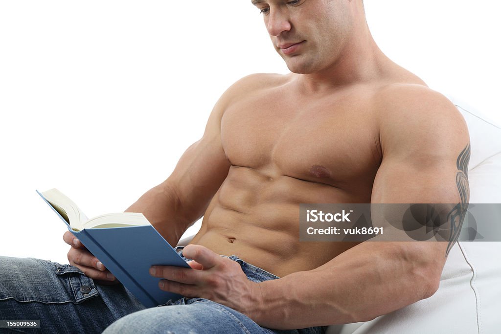 Lendo um livro - Foto de stock de Homens royalty-free