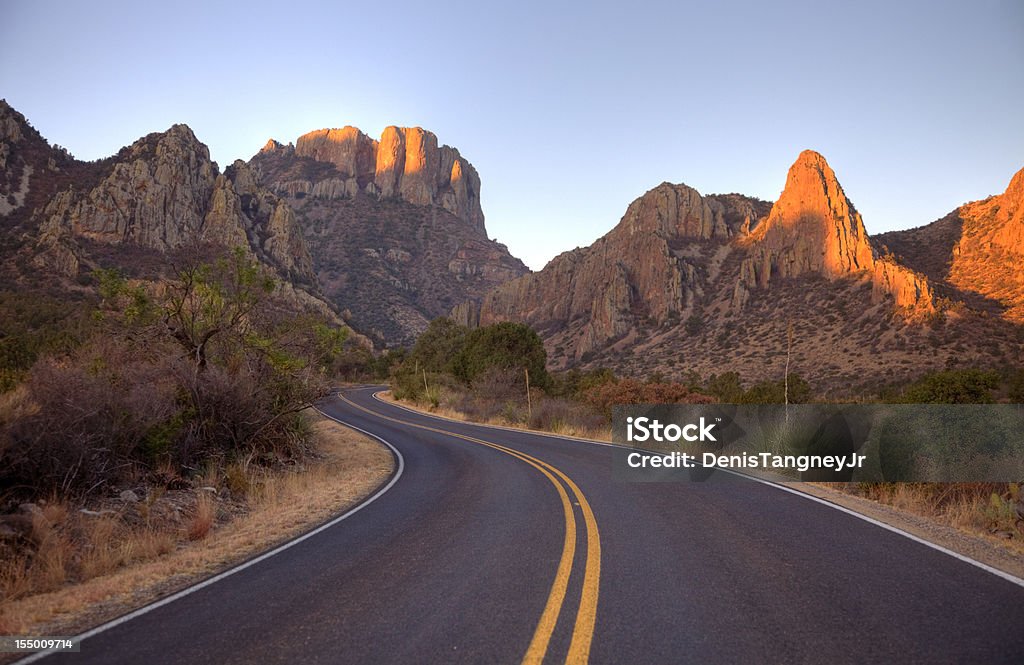 Panoramica della Strada di montagna in Texas vicino Parco Nazionale del Big Bend - Foto stock royalty-free di Texas