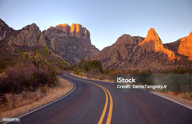 Panoramica Della Strada Di Montagna In Texas Vicino Parco Nazionale Del Big Bend - Fotografie stock e altre immagini di Texas