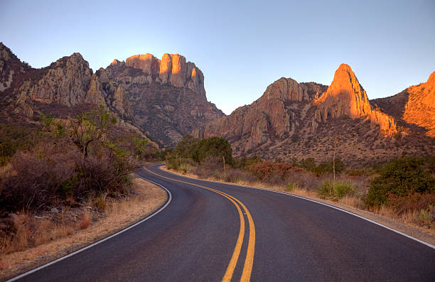 живописные горы дорога в техасе возле национальный парк биг-бенд - техас стоковые фото и изображения