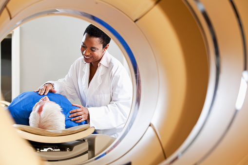 Radiólogo preparar paciente para la PET-CT escáner. photo