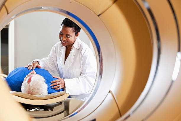 radiólogo preparar paciente para la pet-ct escáner. - tomografía fotografías e imágenes de stock